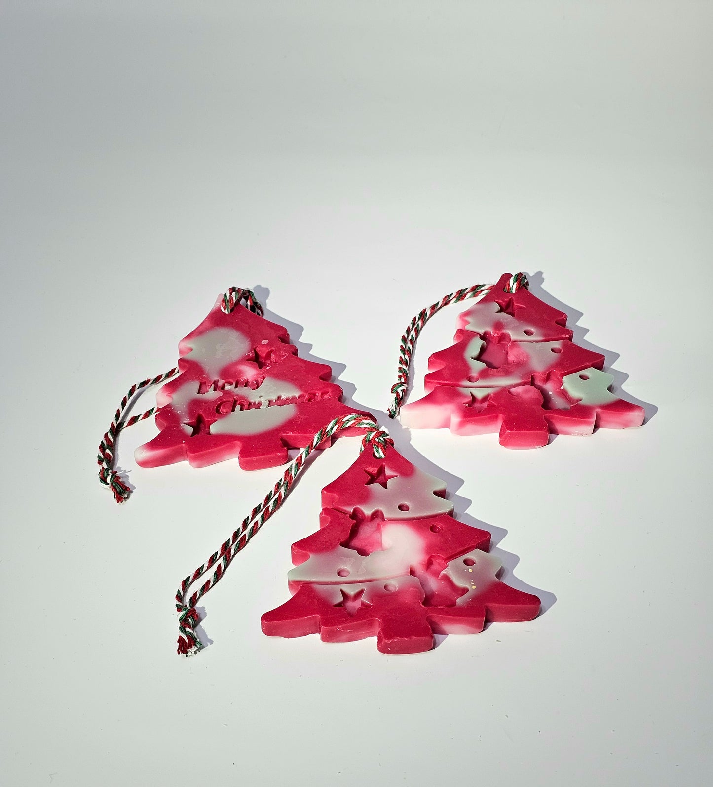 Glob parfumat din ceara de soia in forma de brad, culoare alb cu rosu