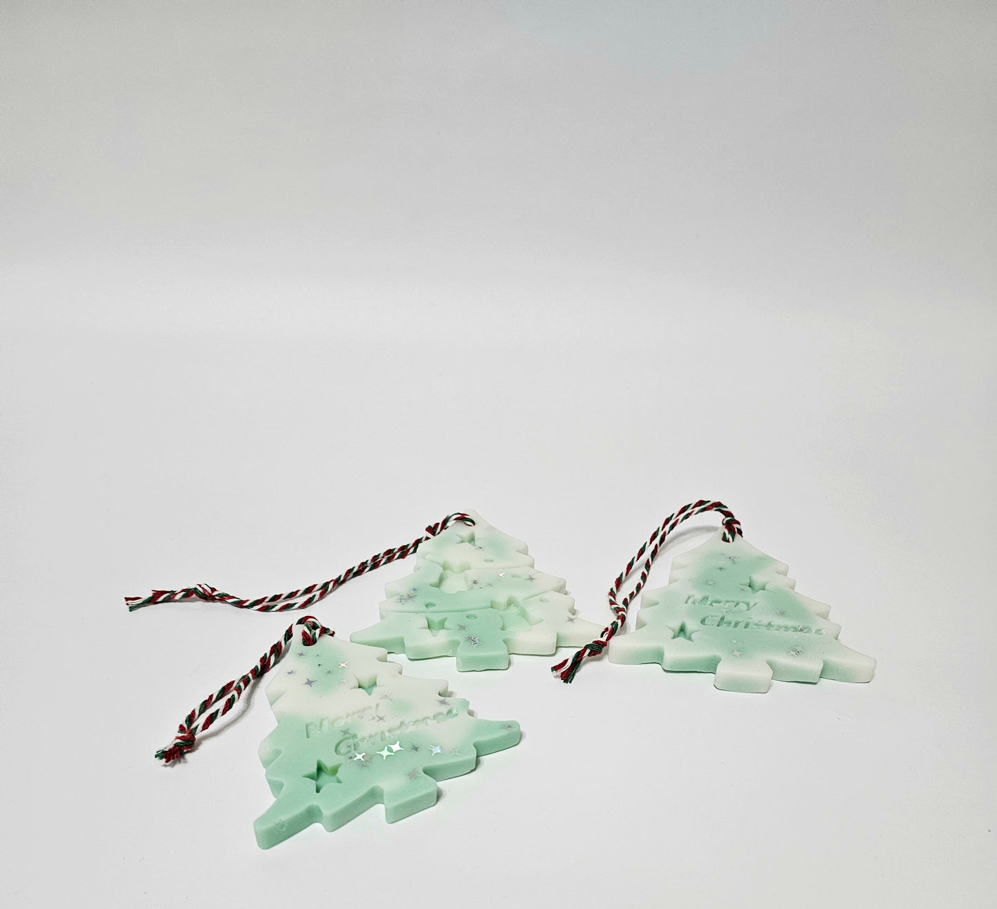 Ornament brad cu foara rosie, verde si alba