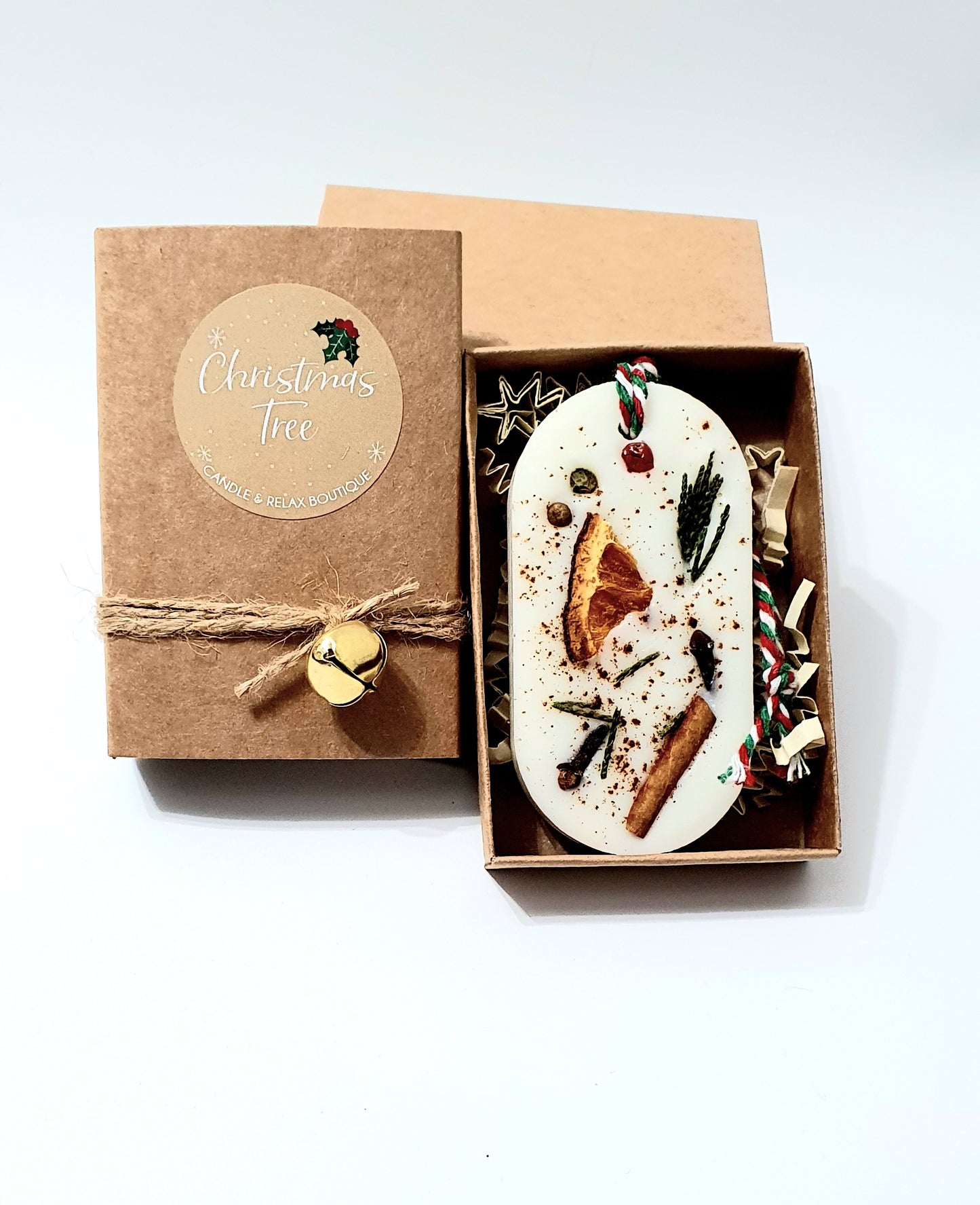Tableta parfumata christmas tree decorata cu felii de portocala uscata, scortisoara, brad si piper in cutie de carton natur