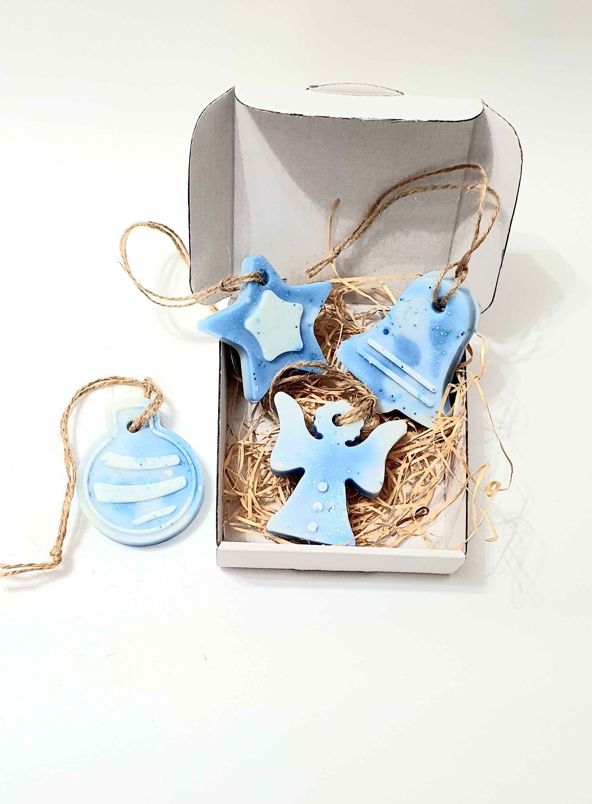 Glob albastru cu alb in forma de stea, inger, clopot in cutie alba