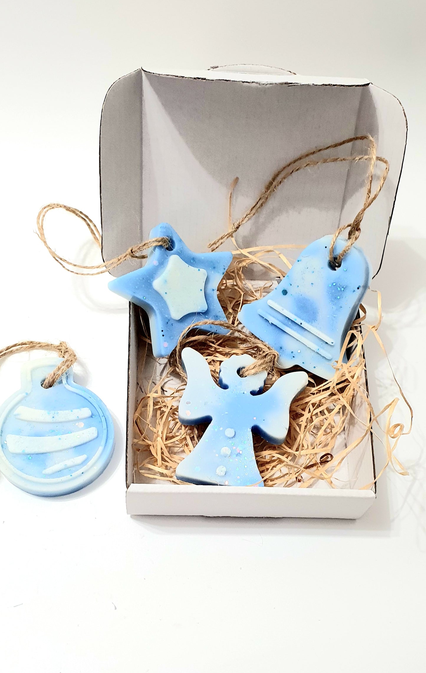 Glob albastru cu alb in forma de stea, inger, clopot in cutie alba