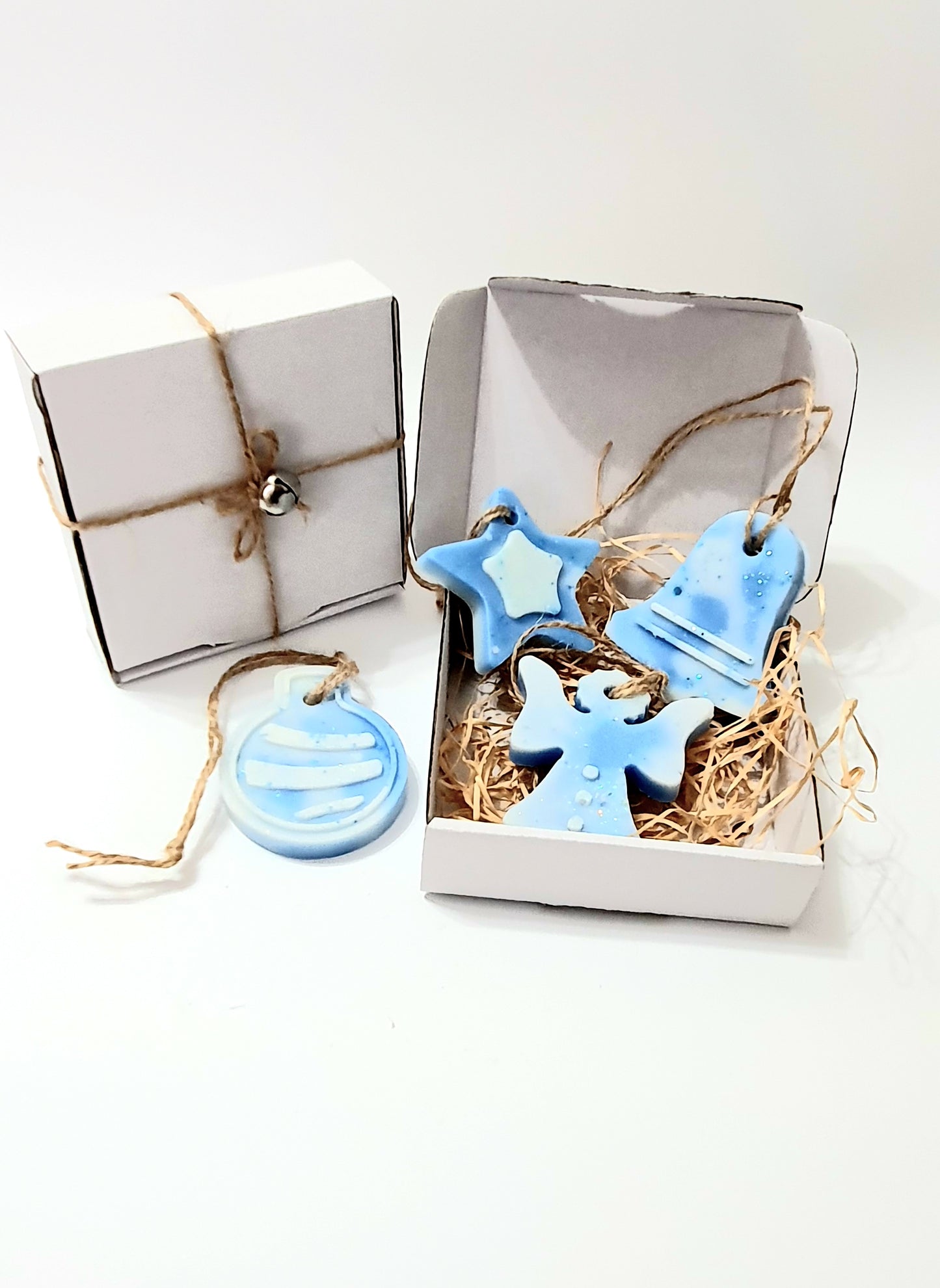 Glob albastru cu alb in forma de stea, inger, clopot in cutie alba