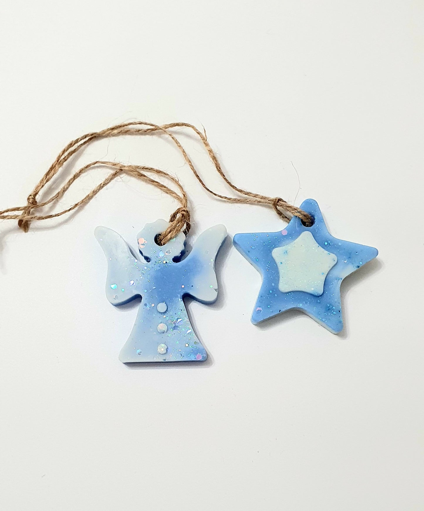 Glob albastru cu alb in forma de stea si inger