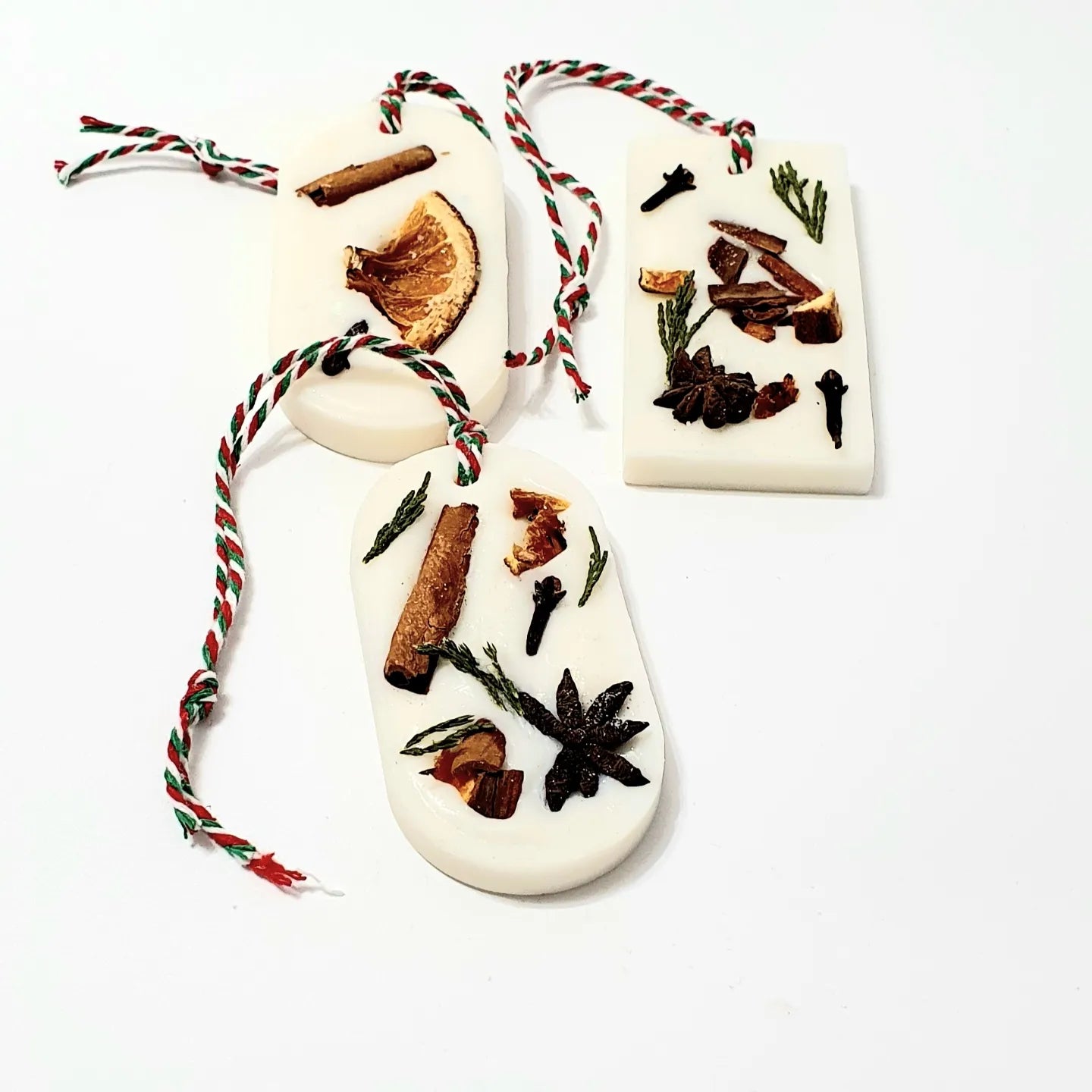 Tableta parfumata christmas tree decorata cu felii de portocala uscata, scortisoara, brad si piper si sfoara verde, alb si rosu