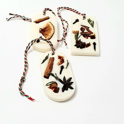 Tableta parfumata christmas tree decorata cu felii de portocala uscata, scortisoara, brad si piper si sfoara verde, alb si rosu